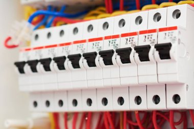 Sigorta kutusu, güç kaynağı devre kesiciler. Elektrik otomatik voltaj panosu. Kontrol paneli elektrik anahtarları ev elektrik ağı.