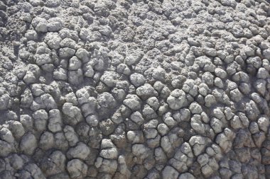 Derin çatlakları olan kuru toprak. Çamur yüzeyi çatlamış. Yerdeki çatlakların dokusu.