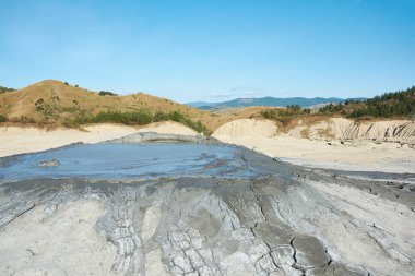 Romanya 'nın Buzau kenti yakınlarında çamurlu volkanlar Paclele Mari. Çamur ve doğal gaz patlamaları doğal rezervlerde küçük volkanlar oluşturur..