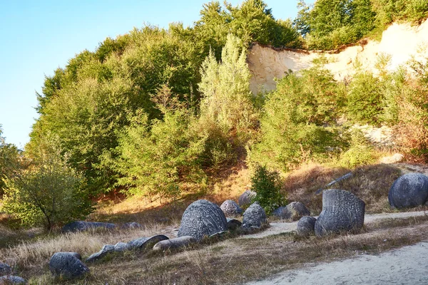 Museum der "lebenden" Steine trovantilor im Freien, Rumänien. Ungewöhnliche Steine im Sandbruch. — Stockfoto