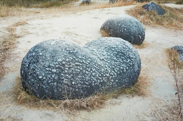 Museo de piedras "vivas" Trovantilor al aire libre, Rumania. Piedras inusuales en la cantera de arena . — Foto de Stock