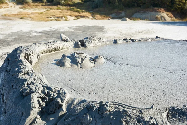 罗马尼亚Buzau附近的泥石流火山Paclele Mari 。 泥石流和天然气喷发在自然保护区造成小火山. — 图库照片