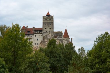Bran Kalesi, eski kraliyet sarayı ve efsanevi Kont Drakula 'nın kalesi. Ortaçağ tahkimatı.