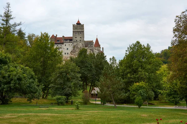 Castello di Bran, ex residenza reale e castello del leggendario conte Dracula. Fortificazione medievale . — Foto Stock