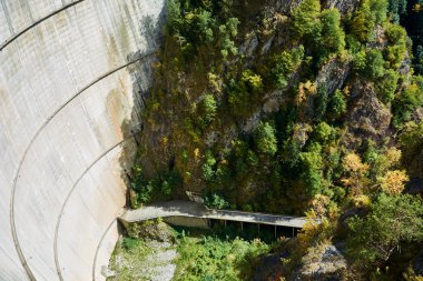 Romanya 'daki Transfagarash otoyolunda hidroelektrik ve baraj inşaatı ve baraj inşaatı. Vidraru Gölü 'ndeki baraj ve su deposu.