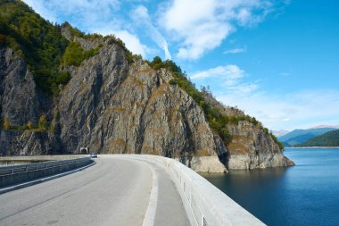 Vidraru Gölü 'ndeki baraj ve rezervuar. Romanya 'da Transfagarash otoyolu üzerinde hidroelektrik santrali ve gözyaşı fabrikası Vidrau.