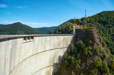 Romanya 'daki Transfagarash otoyolunda hidroelektrik ve baraj inşaatı ve baraj inşaatı. Vidraru Gölü 'ndeki baraj ve su deposu.