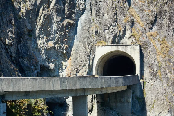 Tunel w pobliżu budowy elektrowni wodnej, wodociągi Dam Vidrau na autostradzie Transfagarash w Rumunii. Zapora i zbiornik wodny nad jeziorem Vidraru. — Zdjęcie stockowe