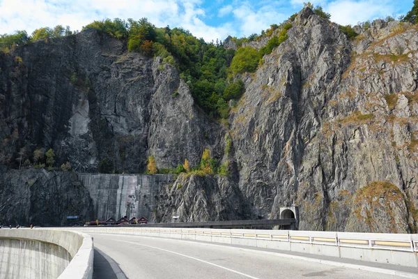 Wasserkraftbau, Wasserwerk Damm vidrau auf transfagarash Autobahn in Rumänien. Damm und Stausee am Vidraru-See. — Stockfoto