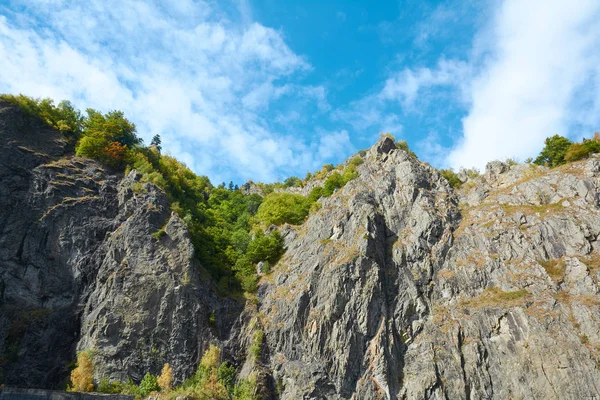Vista de rocas cerca de la construcción hidroeléctrica, obras de agua Dam Vidrau en la carretera Transfagarash en Rumania. Paisaje de montaña . — Foto de Stock