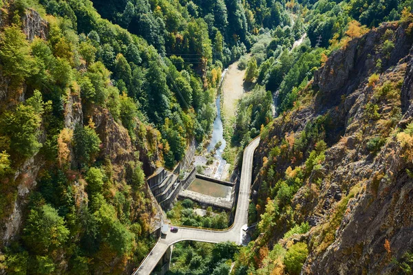 Construção hidrelétrica, obras de água Barragem Vidrau na rodovia Transfagarash, na Romênia. Barragem e reservatório no Lago Vidraru . — Fotografia de Stock