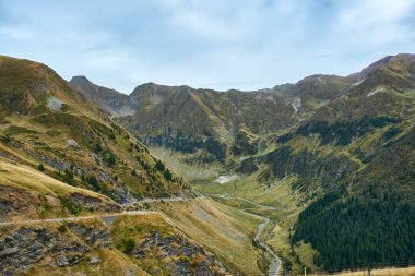 Romanya dağlarındaki Transfagarash karayolu ve vadisi manzarası. Turist manzaralı dağ yolu. Sonbahar dağ manzarası.