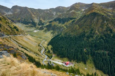 Romanya dağlarındaki Transfagarash karayolu ve vadisi manzarası. Turist manzaralı dağ yolu. Sonbahar dağ manzarası.