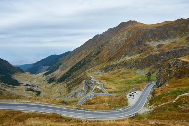 Romanya dağlarındaki Transfagarash karayolu ve vadisi manzarası. Turist manzaralı dağ yolu. Sonbahar dağ manzarası.