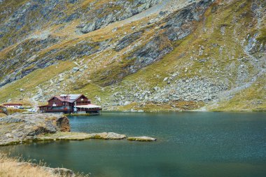 Romanya 'nın dağlarındaki Transfagarash karayolu yakınlarındaki Alp Balea gölü ve vadisi manzarası. Turist manzaralı dağ yolu. Sonbahar dağ manzarası.