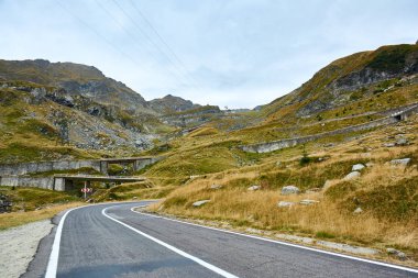 Romanya dağlarındaki Transfagarash karayolu ve vadisi manzarası. Turist manzaralı dağ yolu. Sonbahar dağ manzarası.