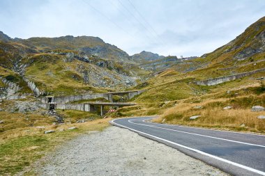 Romanya dağlarındaki Transfagarash karayolu ve vadisi manzarası. Turist manzaralı dağ yolu. Sonbahar dağ manzarası.