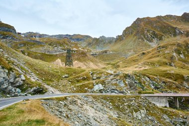 Romanya dağlarındaki Transfagarash karayolu ve vadisi manzarası. Turist manzaralı dağ yolu. Sonbahar dağ manzarası.