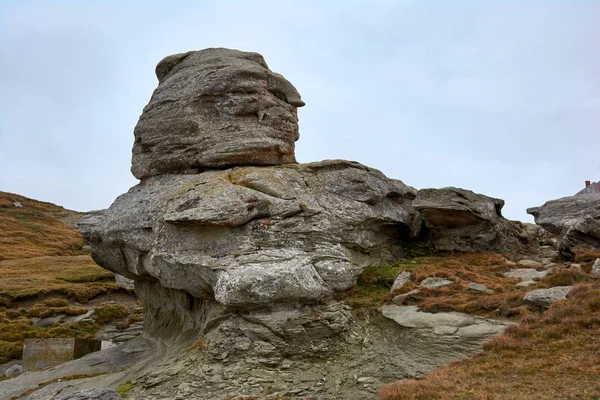 Peak Baba Mare, piedra en el Parque Natural Bucegi en Rumania. Megalitos en la cima de una cordillera, atracción turística . — Foto de Stock