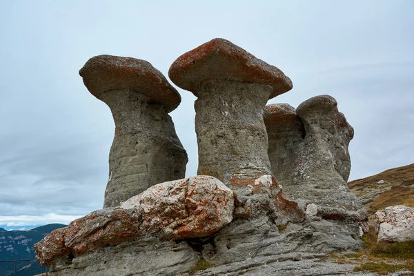 Monumento Natural Babele, piedra en el Parque Natural de Bucegi en Rumania. Megalitos en la cima de una cordillera, atracción turística . — Foto de Stock