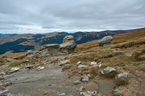 Paisaje de montaña en el Parque Natural de Bucegi cerca de Busteni, Rumania. Megalitos en la cima de una cordillera, atracción turística . —  Fotos de Stock