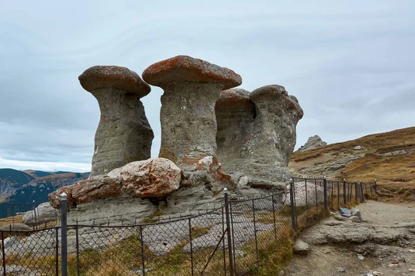 Monumento Natural Babele, piedra en el Parque Natural de Bucegi en Rumania. Megalitos en la cima de una cordillera, atracción turística . — Foto de Stock