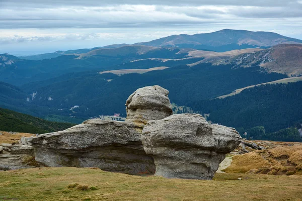 Enorme piedra similar a una esfinge en el Parque Natural de Bucegi en Rumania. Megalitos en la cima de una cordillera, atracción turística . —  Fotos de Stock