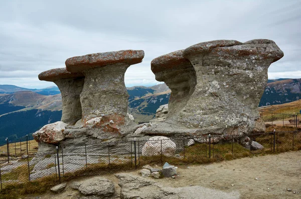 Monumento Natural Babele, piedra en el Parque Natural de Bucegi en Rumania. Megalitos en la cima de una cordillera, atracción turística . — Foto de Stock