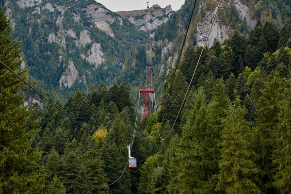 Teleférico de montaña, telecabina en las montañas Bucegi. Montaña —  Fotos de Stock