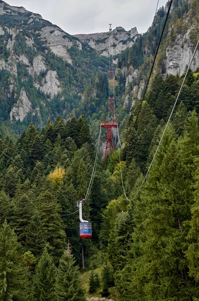 Funivia di montagna, telecabina sui monti Bucegi. Montagna — Foto Stock