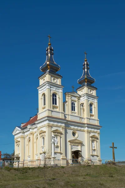 Ουκρανική Ελληνική Καθολική Εκκλησία της Γέννησης της Παναγίας στην Krynytsya, Ternopil Oblast, Ουκρανία, Gps 49.05364, 25.10779. Πέτρα θρησκευτικό κτίριο του χριστιανικού καθεδρικού ναού. — Φωτογραφία Αρχείου