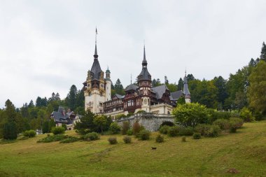 Peles Kalesi, Kral I. Charles 'ın Sinaia, Romanya' daki konutu. Kraliyet sarayının ve parkın sonbahar manzarası.