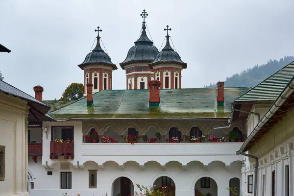 Sinaia Kloster, in Sinaia, im Kreis Prahova, Rumänien. Steinreligiöses Gebäude der christlich-orthodoxen Kirche im byzantinischen Stil. — Stockfoto