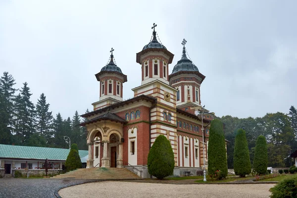 Monasterio de Sinaia, ubicado en Sinaia, en el condado de Prahova, Rumania. Edificio religioso de piedra de la iglesia ortodoxa cristiana construido en el estilo bizantino . — Foto de Stock