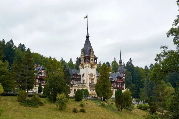 Castillo de Peles, residencia del rey Carlos I en Sinaia, Rumania. Paisaje otoñal del palacio real y el parque . — Foto de Stock