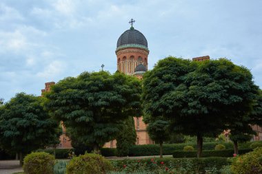 Chernivtsi Ulusal Üniversitesi, Bukovynian ve Dalmaçya Büyükşehir Konutları 'nın mimari topluluğu, Chernivtsi, Ukrayna. Mimari cazibe. İlahiyat Fakültesi, Üç Kutsal Hiyerarşik Kilisesi.