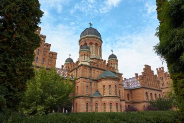 Chernivtsi Ulusal Üniversitesi, Bukovynian ve Dalmaçya Büyükşehir Konutları 'nın mimari topluluğu, Chernivtsi, Ukrayna. Mimari cazibe. İlahiyat Fakültesi, Üç Kutsal Hiyerarşik Kilisesi.