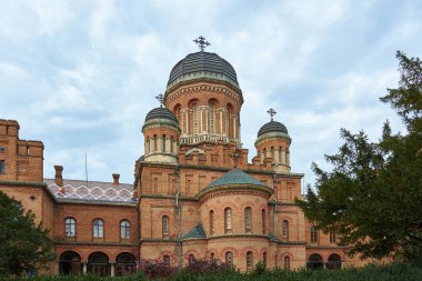 Chernivtsi Ulusal Üniversitesi, Bukovynian ve Dalmaçya Büyükşehir Konutları 'nın mimari topluluğu, Chernivtsi, Ukrayna. Mimari cazibe. İlahiyat Fakültesi, Üç Kutsal Hiyerarşik Kilisesi.