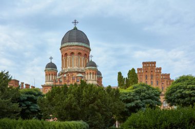 Chernivtsi Ulusal Üniversitesi, Bukovynian ve Dalmaçya Büyükşehir Konutları 'nın mimari topluluğu, Chernivtsi, Ukrayna. Mimari cazibe. İlahiyat Fakültesi, Üç Kutsal Hiyerarşik Kilisesi.