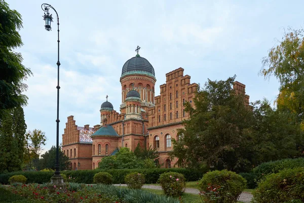 Universidad Nacional de Chernivtsi, conjunto arquitectónico de la residencia de Bukovynian y Dalmacia Metropolitanos, Chernivtsi, Ucrania. Atracción arquitectónica. Ala del Seminario, Iglesia de los Tres Jerarcas Sagrados . — Foto de Stock