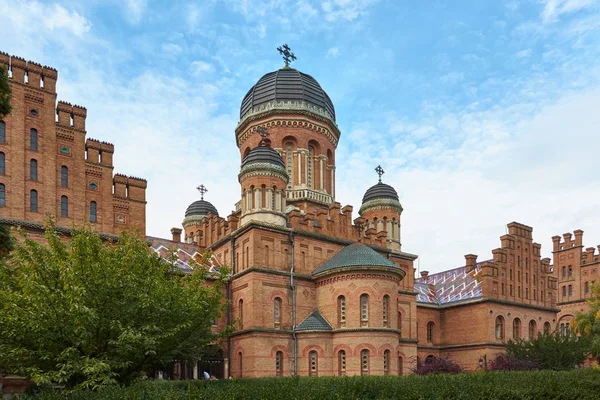 Chernivtsi Národní univerzita, architektonický soubor rezidence Bukovynské a dalmatské Metropolitní, Černovice, Ukrajina. Architektonická atrakce. Seminář, kostel tří svatých hierarchů. — Stock fotografie