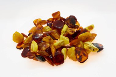 Doğal çok renkli kehribardan yapılmış bir kolye. Soyu tükenmiş üçüncül kozalaklardan şeffaf fosilleşmiş reçine. Kadınlar için süslemeler, boncuklar.