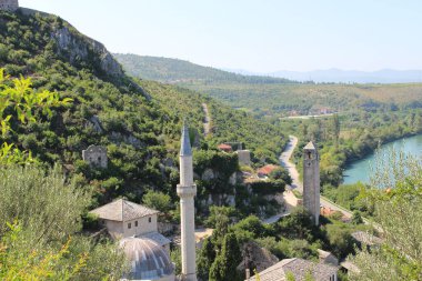 Bosna-Hersek dağlarında şehir 2014 yazı