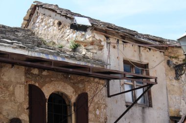 2014 yazında Bosna-Hersek 'teki Mostara Evleri