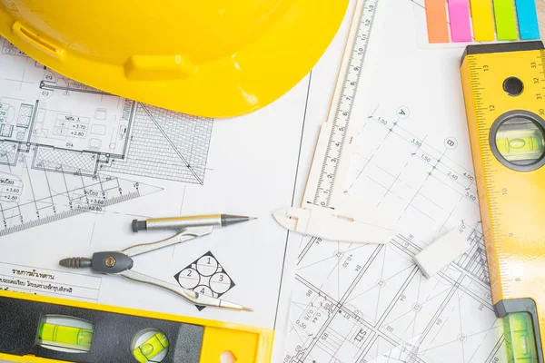 Bir masadaki inşaat planları için çizimler üzerinde çalışan mimar veya planlayıcı