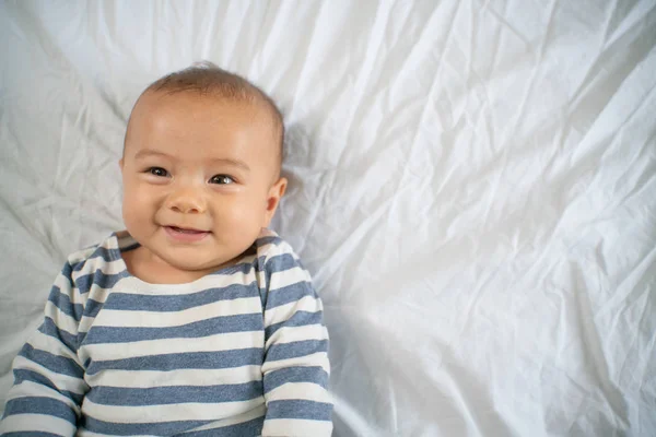 Niño Sonríe Cama Propia Habitación — Foto de Stock