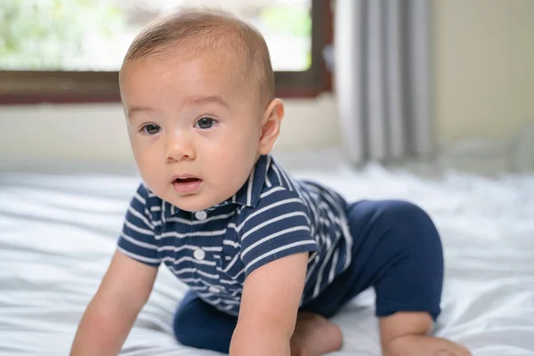 Ritratto Bambino Strisciante Sul Letto Nella Sua Stanza — Foto Stock