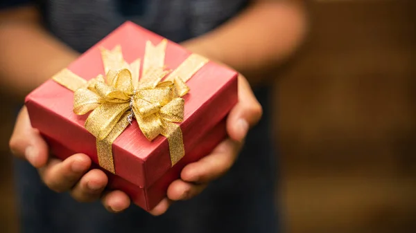 Petit Garçon Tenant Une Boîte Cadeau Pour Anniversaire — Photo