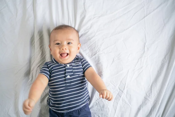 Menino Sorri Cama Seu Próprio Quarto — Fotografia de Stock