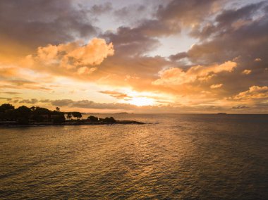 Tayland 'da okyanusun üzerinde gün doğumunun havadan görüntüsü.